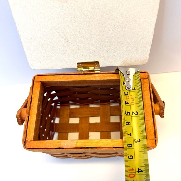 Red Cardinal Small Christmas Basket Lidded - Picture 4 of 15